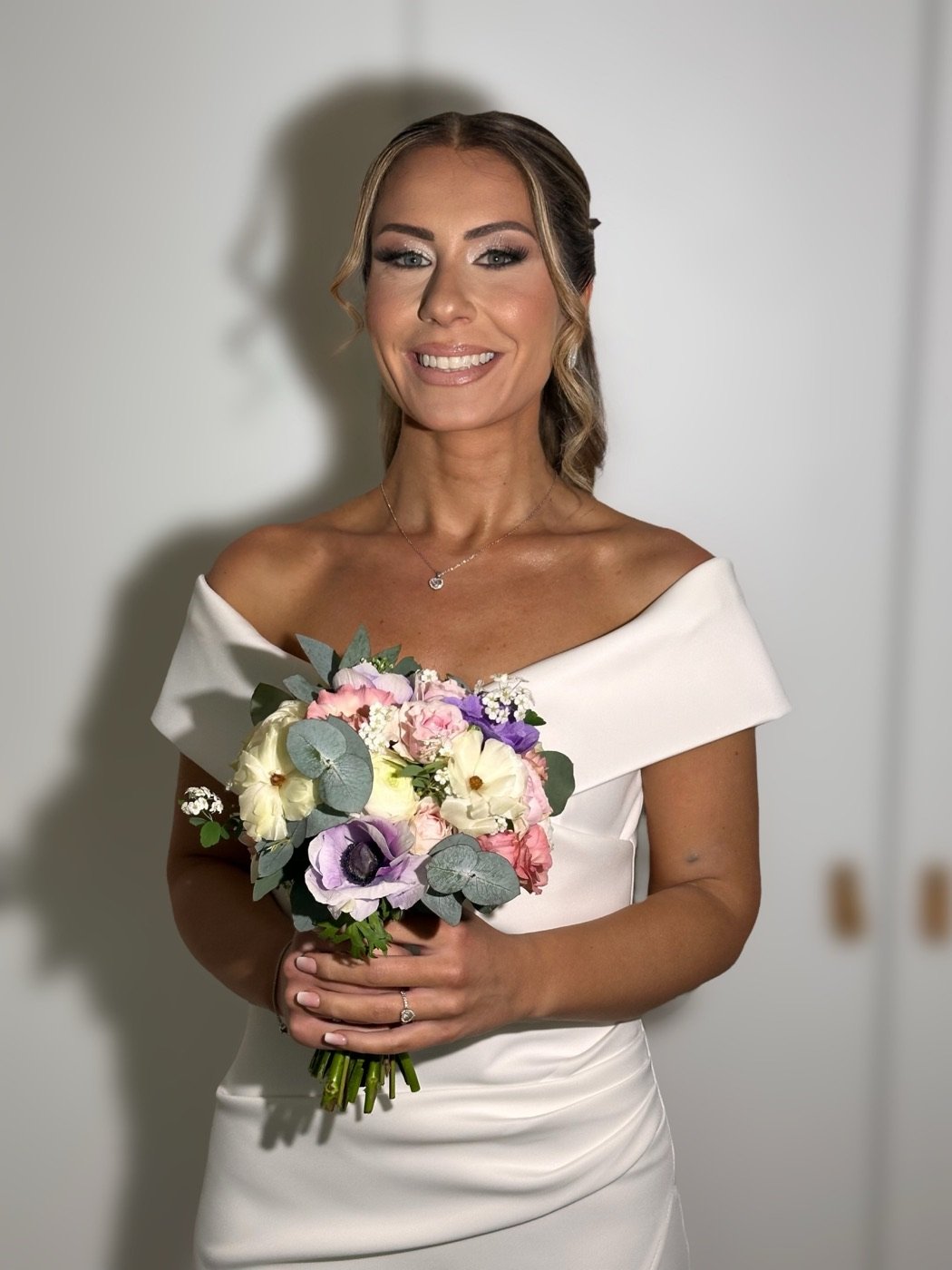 Mariée en demi-attache et maquillage smoky doux