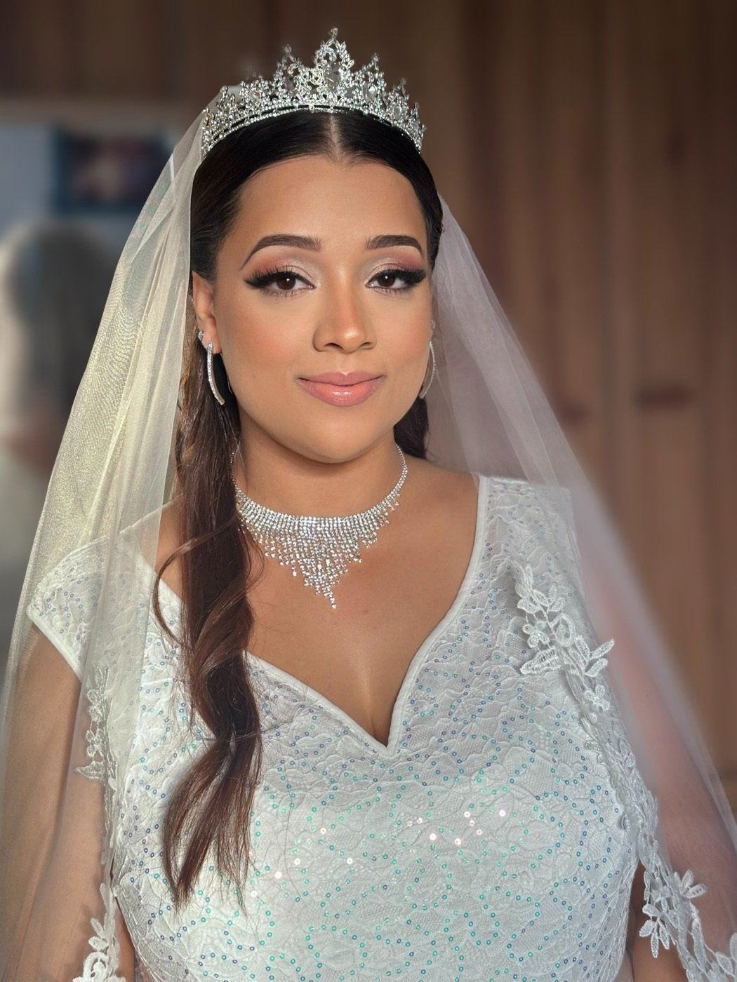 Mariée avec voile, diadème et maquillage glamour
