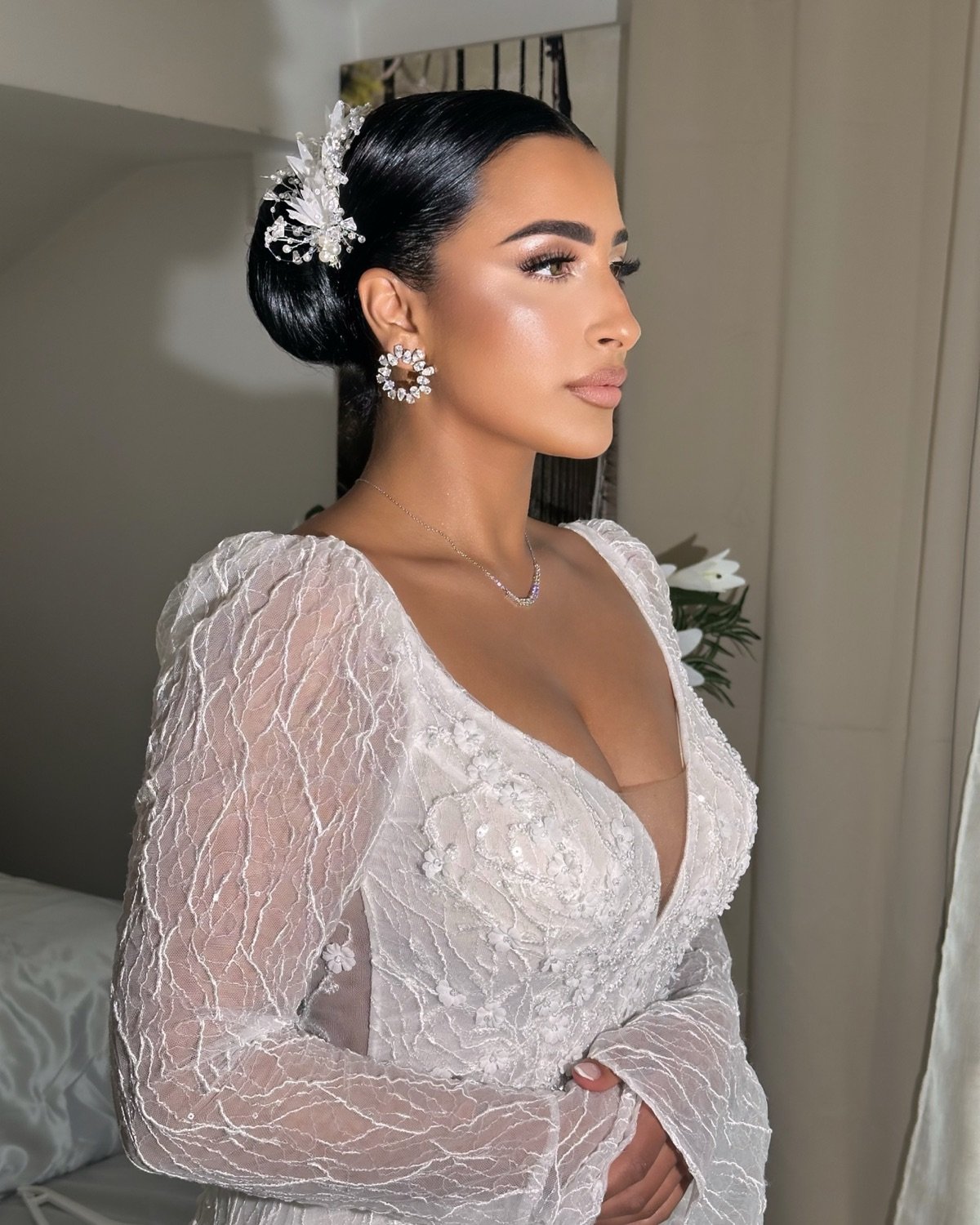 Chignon de mariée orné de fleurs, vu de profil